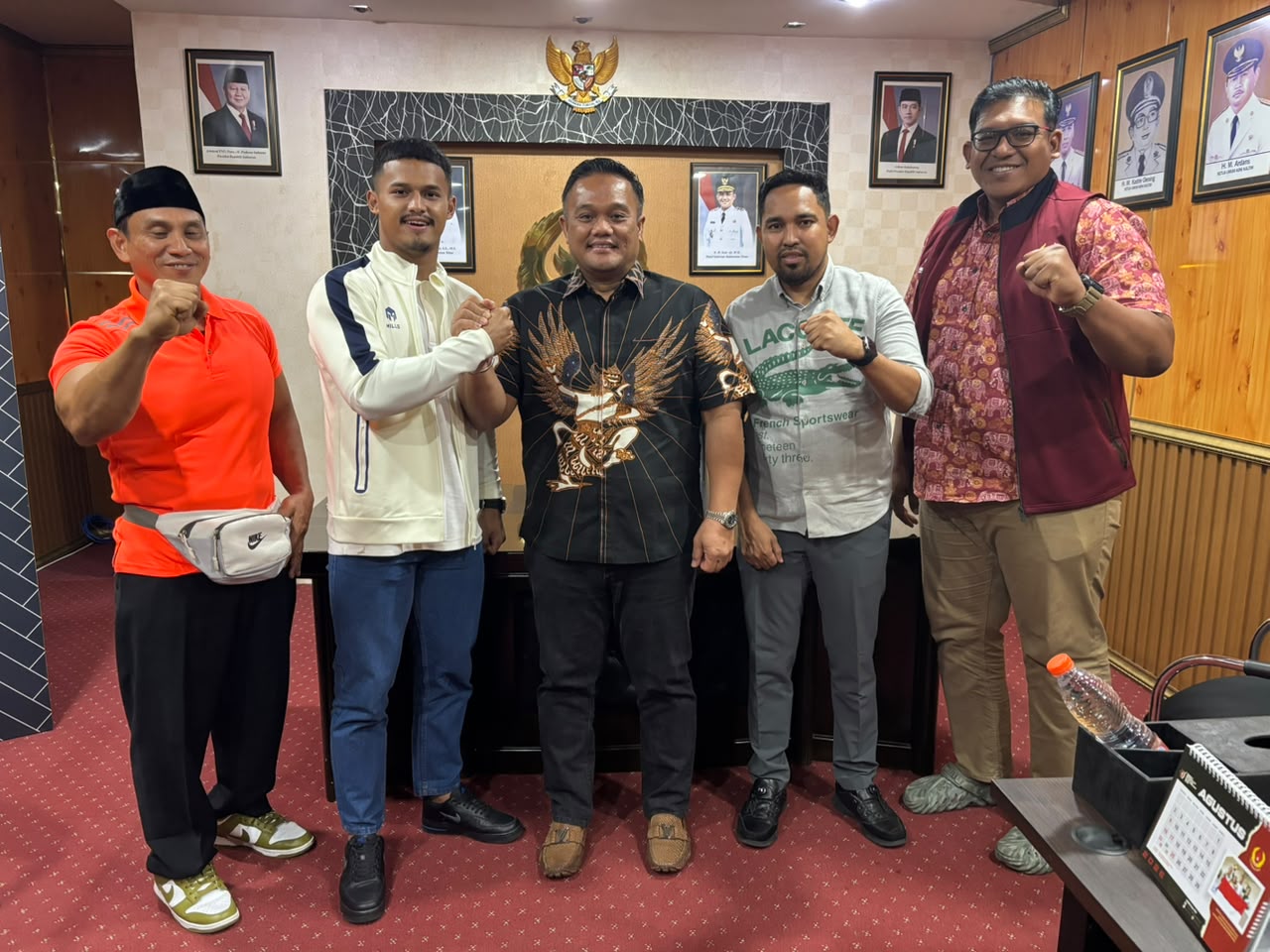 lifter-rizki-juniansyah-kunjungi-koni-kaltim-bagikan-ilmu-ke-atlet-junior