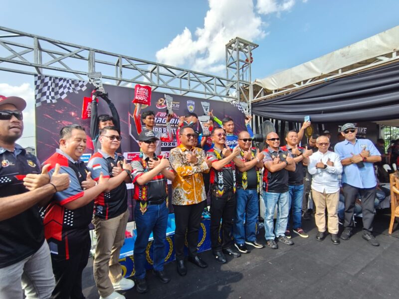 506-pembalap-bertarung-di-open-drag-bike-akpol-1990-dhira-brata-cup-2026-di-samarinda
